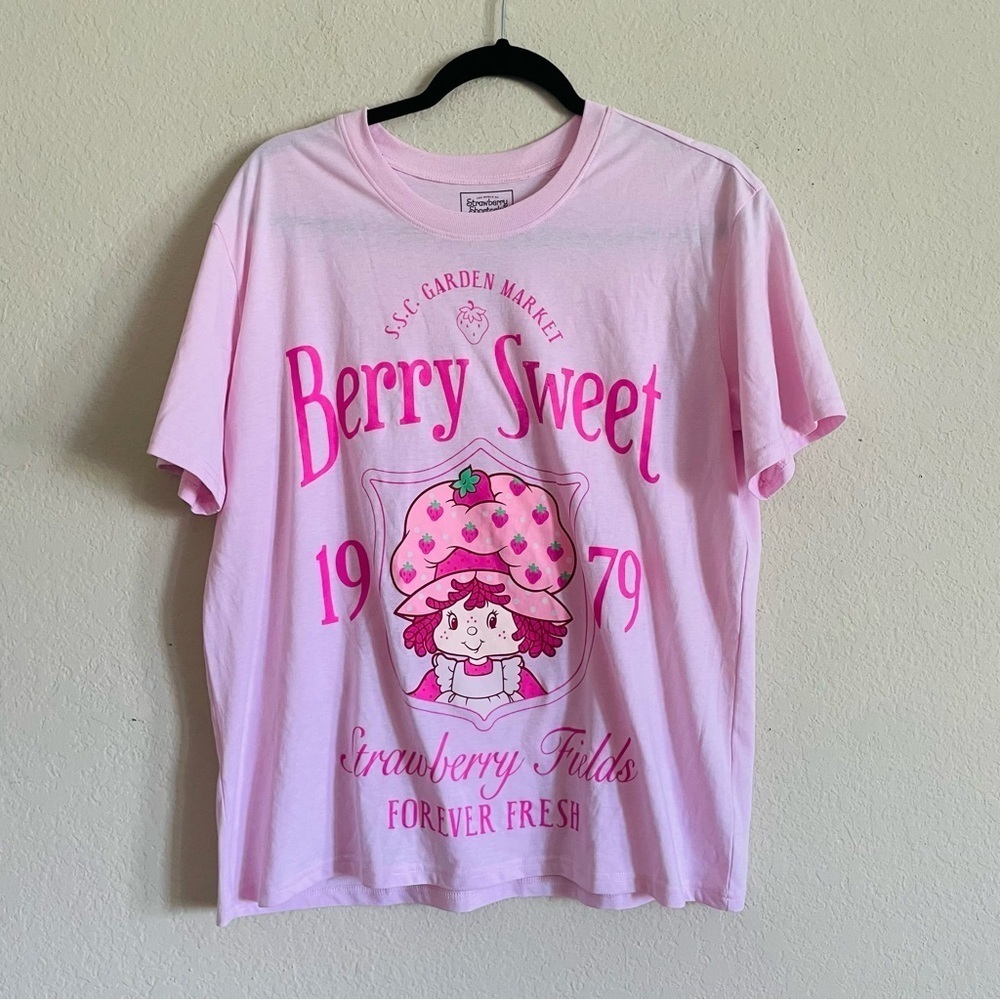 Strawberry shortcake woman’s graphic tee size L pink strawberry feminine casual